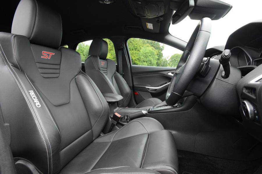 Интерьер Ford Focus ST (DYB) 2014 года  (UK) (фото 7 из 13)